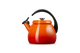 Le Creuset Pfeifender Wasserkocher 2,1 l mit Glocke 'Orangerot'